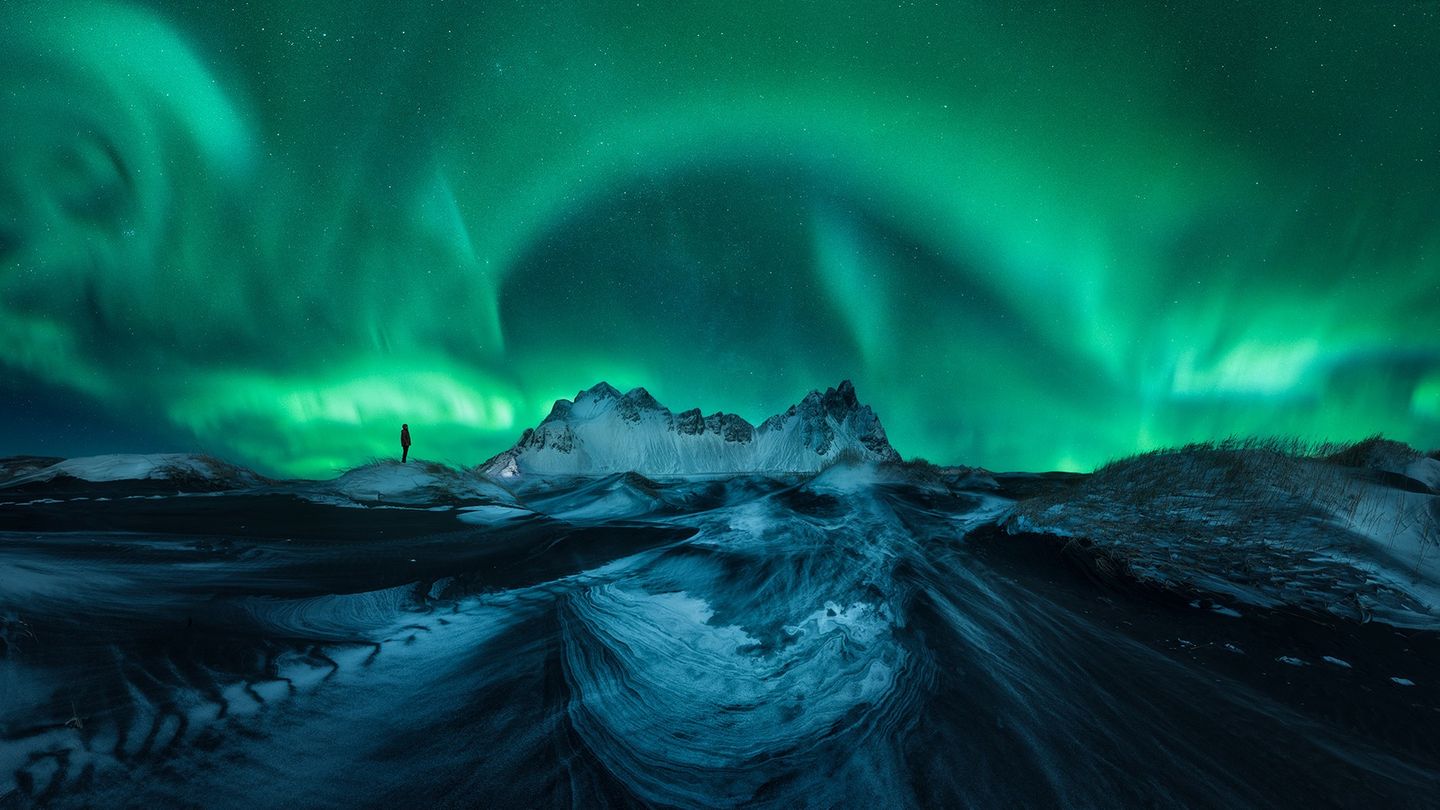 "Elves' Haus" – Stokksnes, Island 2022 NORTHERN LIGHTS PHOTOGRAPHER OF THE YEAR