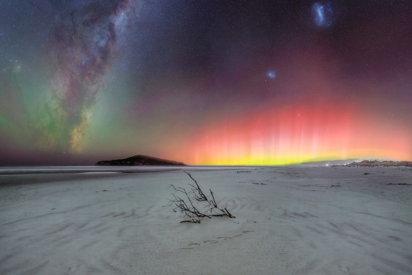"Explosion des Himmels" – Taiari Beach, Neuseeland NORTHERN LIGHTS PHOTOGRAPHER OF THE YEAR