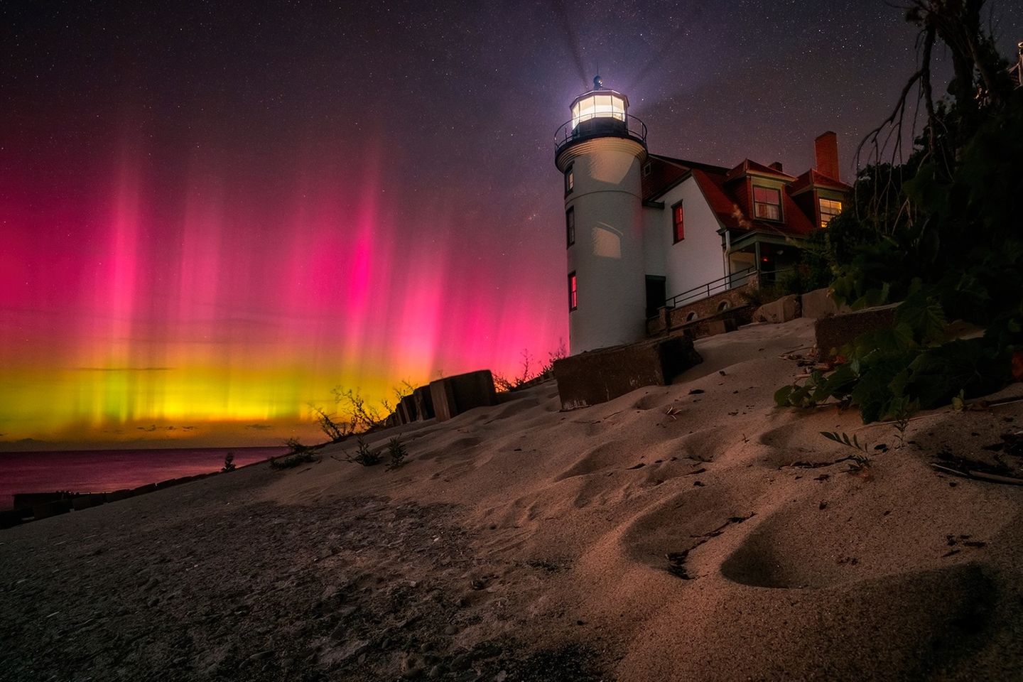 "Michigan-Nachtwache" – Point Betsie Lighthouse, Michigan NORTHERN LIGHTS PHOTOGRAPHER OF THE YEAR