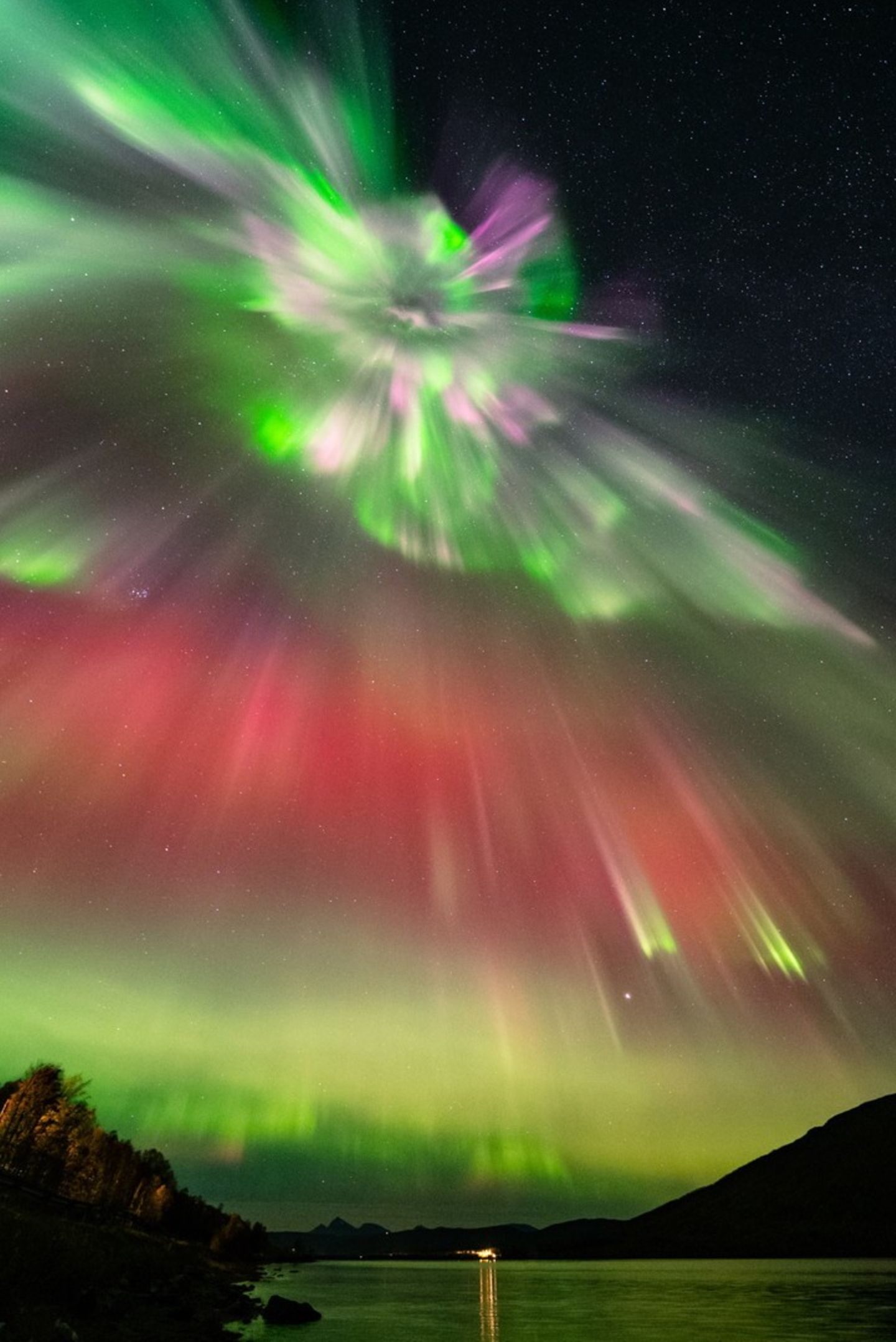 "Explosion der Farben" – Tromsö, Norwegen 2022 NORTHERN LIGHTS PHOTOGRAPHER OF THE YEAR