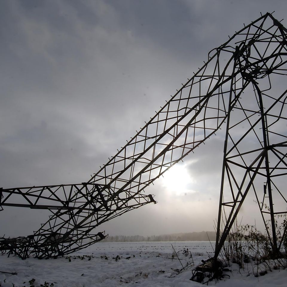 2005 reißen Schnee­stürme im Münsterland 82 Strommasten um. Bis der letzte Ort wieder mit Strom versorgt wird, vergehen sechs Tage. Kann solch ein Ereignis im nächsten Winter wieder passieren?