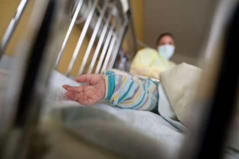 Kind im Krankenbett
