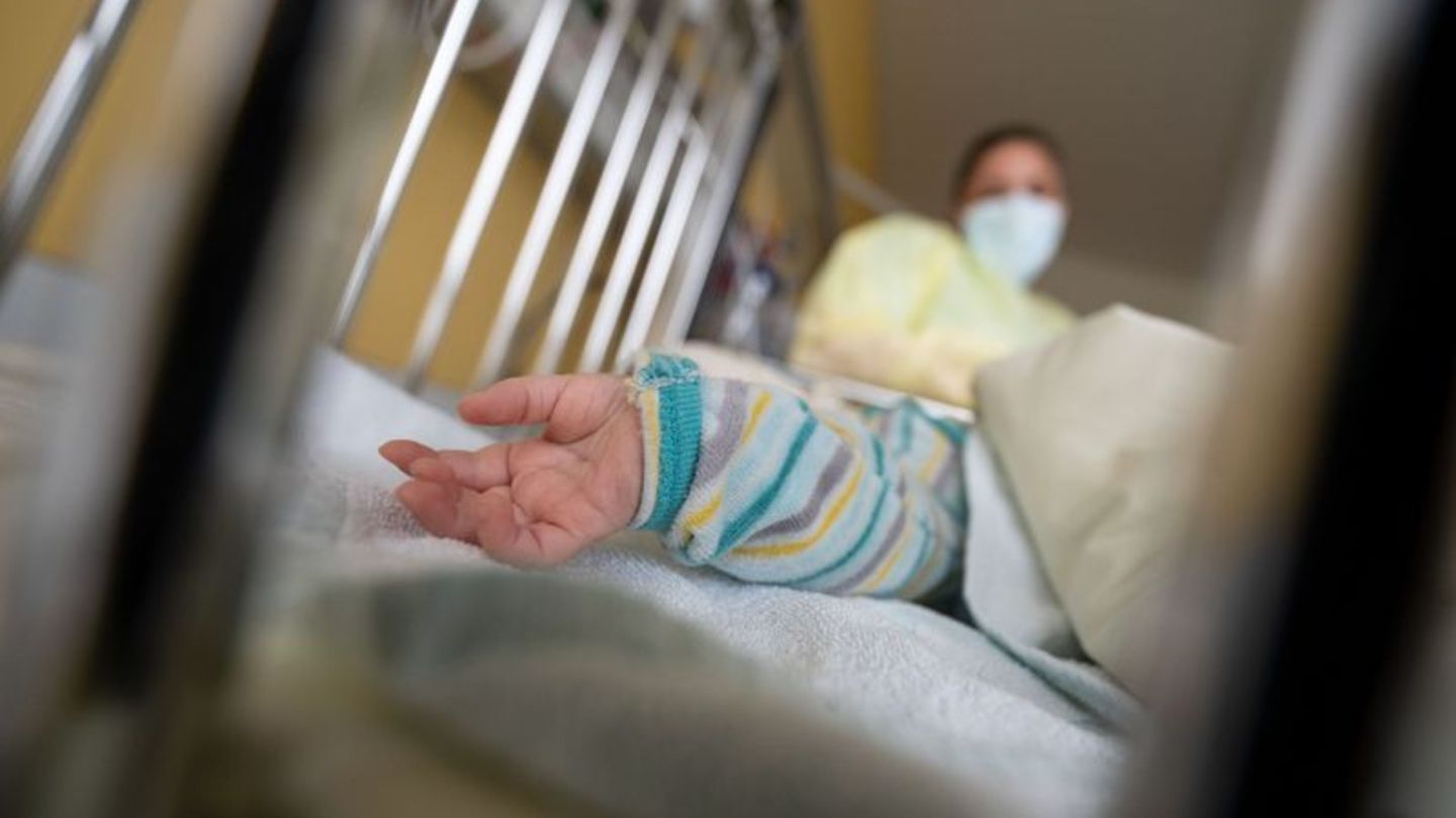 Kind im Krankenbett