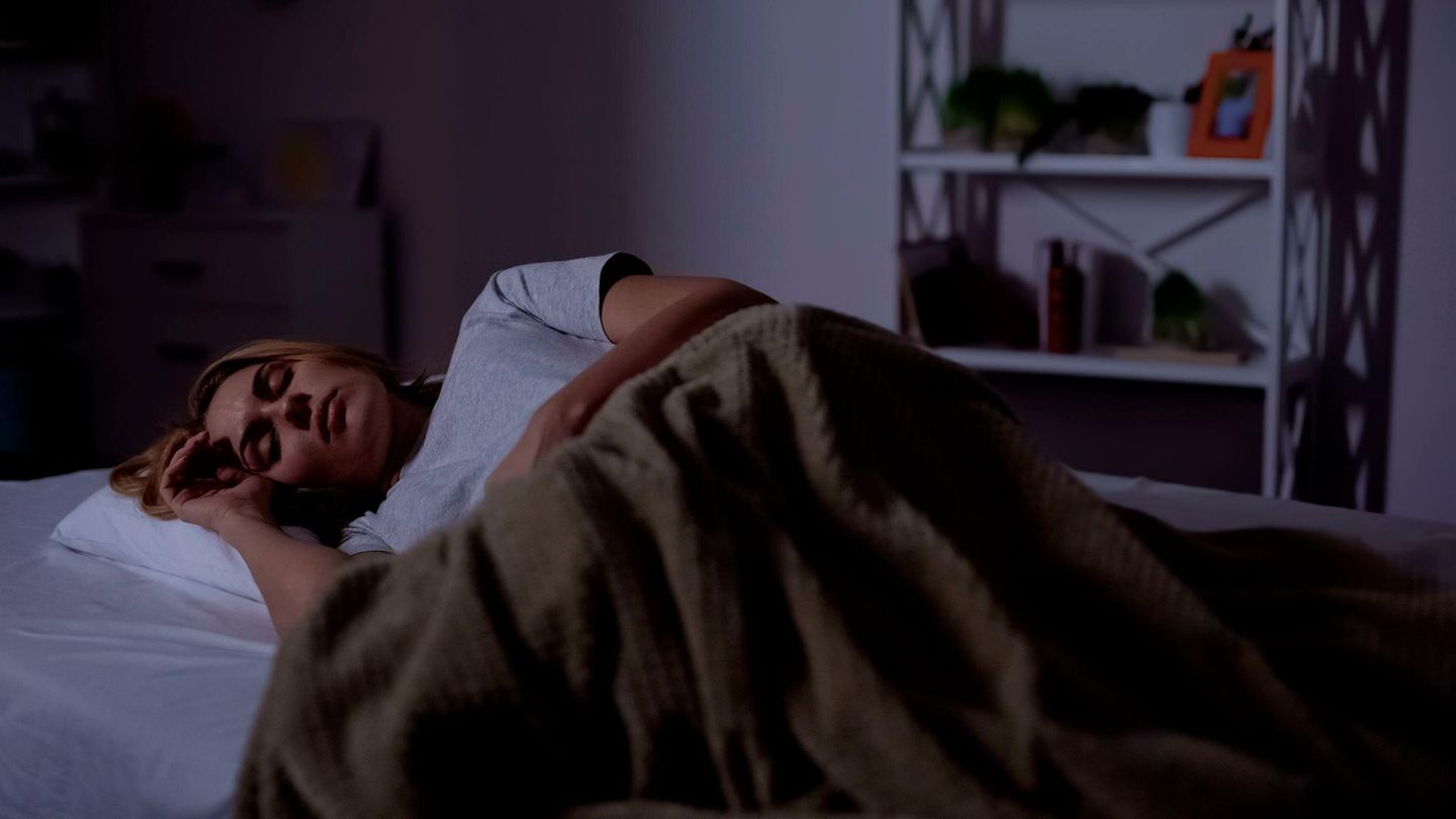 Eine Frau liegt im Bett und schläft