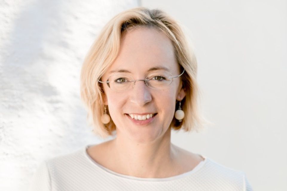 Die Wirtschaftsinformatikerin und IT-Expertin Prof. Dr. Sarah Spiekermann-Hoff leitet seit 2009 das Institut für Wirtschaftsinformatik & Gesellschaft an der Wirtschaftsuniversität Wien. 2019 erschien ihr Buch "Digitale Ethik. Ein Wertesystem für das 21. Jahrhundert"