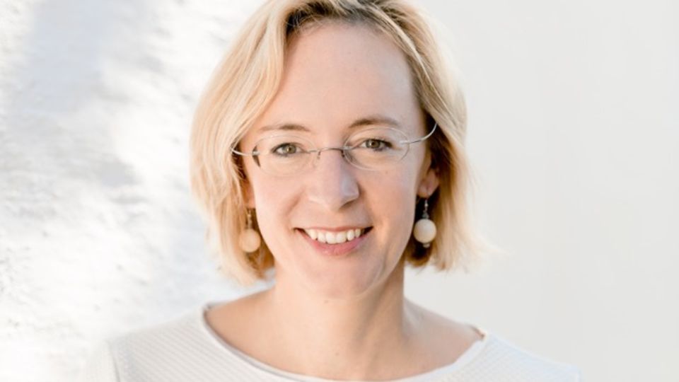 Interview: Die Wirtschaftsinformatikerin und IT-Expertin Prof. Dr. Sarah Spiekermann-Hoff leitet seit 2009 das Institut für Wirtschaftsinformatik & Gesellschaft an der Wirtschaftsuniversität Wien. 2019 erschien ihr Buch "Digitale Ethik. Ein Wertesystem für das 21. Jahrhundert" Die Wirtschaftsinformatikerin und IT-Expertin Prof. Dr. Sarah Spiekermann-Hoff leitet seit 2009 das Institut für Wirtschaftsinformatik & Gesellschaft an der Wirtschaftsuniversität Wien. 2019 erschien ihr Buch "Digitale Ethik. Ein Wertesystem für das 21. Jahrhundert"