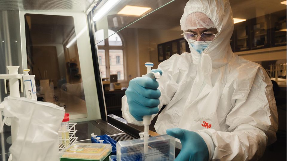 Wissenschaftler arbeitet mit DNA-Proben