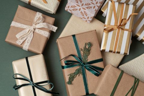 Geschenke vor grünem Hintergrund / Credit: netrun78 - Adobe Stock
