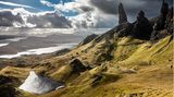 Grüne Berge mit Gewässer im Hintergrund