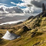 Grüne Berge mit Gewässer im Hintergrund