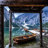 Blick auf den Pragser Wildsee, auf dem einige Holzboote liegen