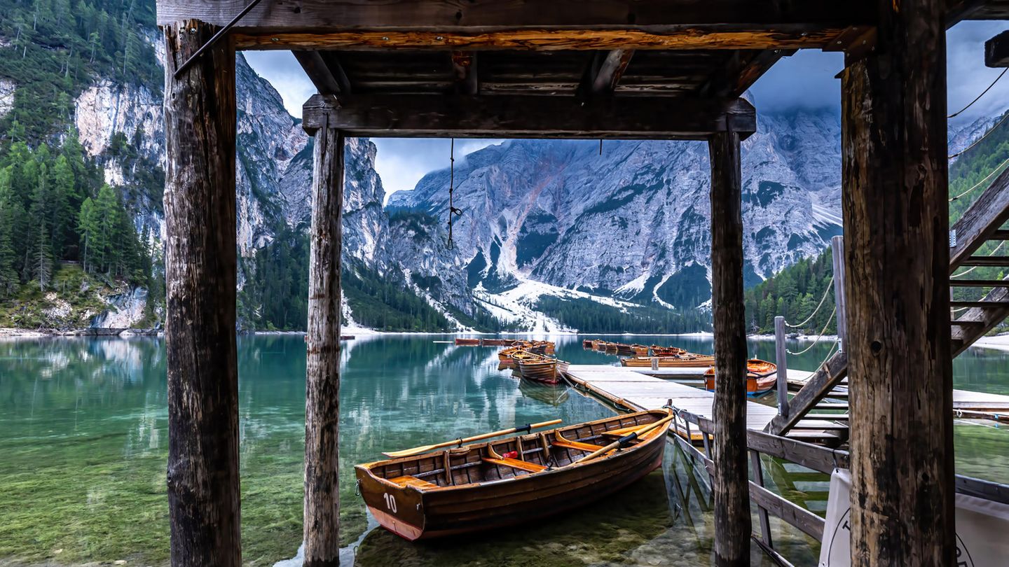 Pragser Wildsee Blick auf den Pragser Wildsee, auf dem einige Holzboote liegen