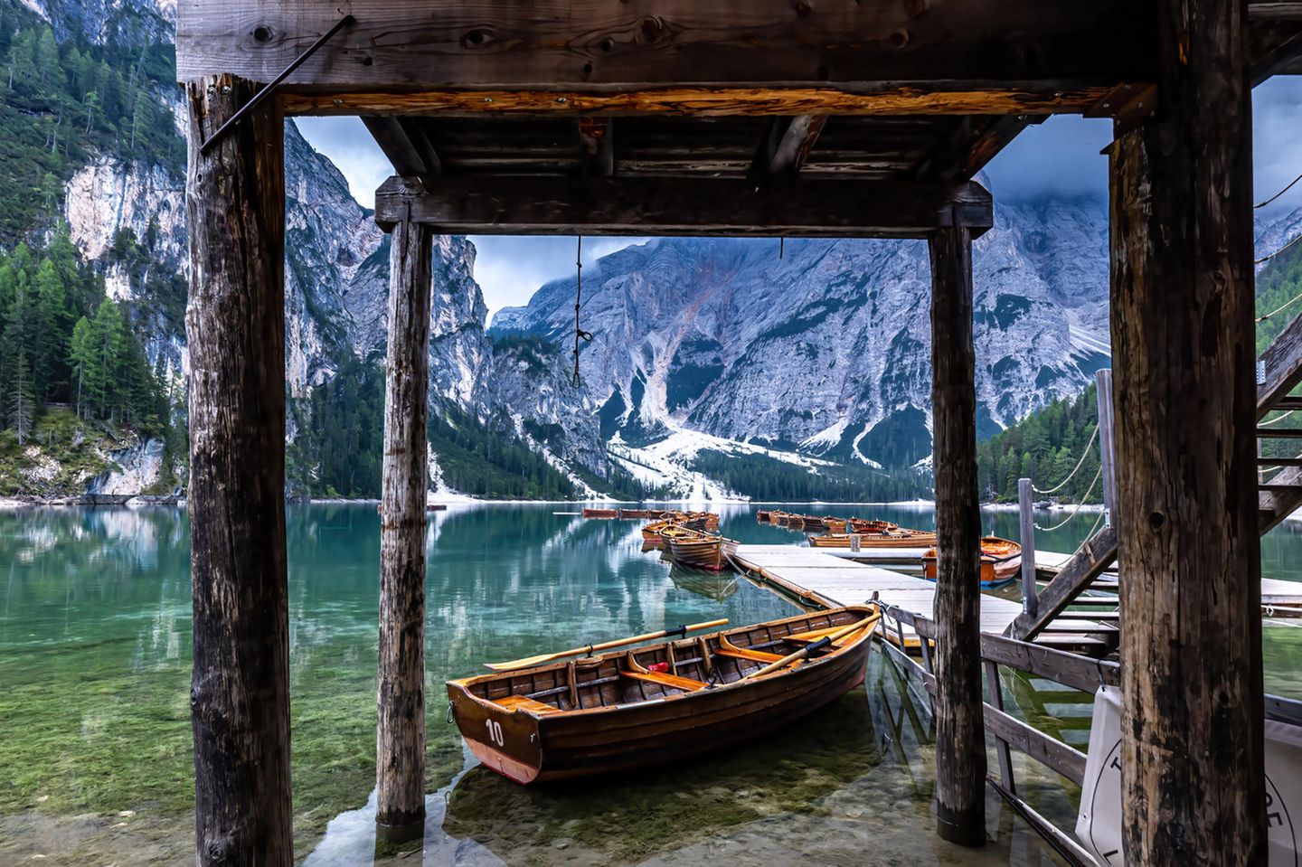 Blick auf den Pragser Wildsee, auf dem einige Holzboote liegen