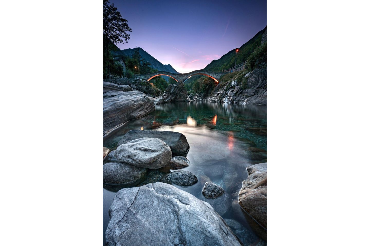 Alste Brücke zwischen Bergen, die über einen Fluss führt