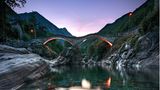 Alste Brücke zwischen Bergen, die über einen Fluss führt