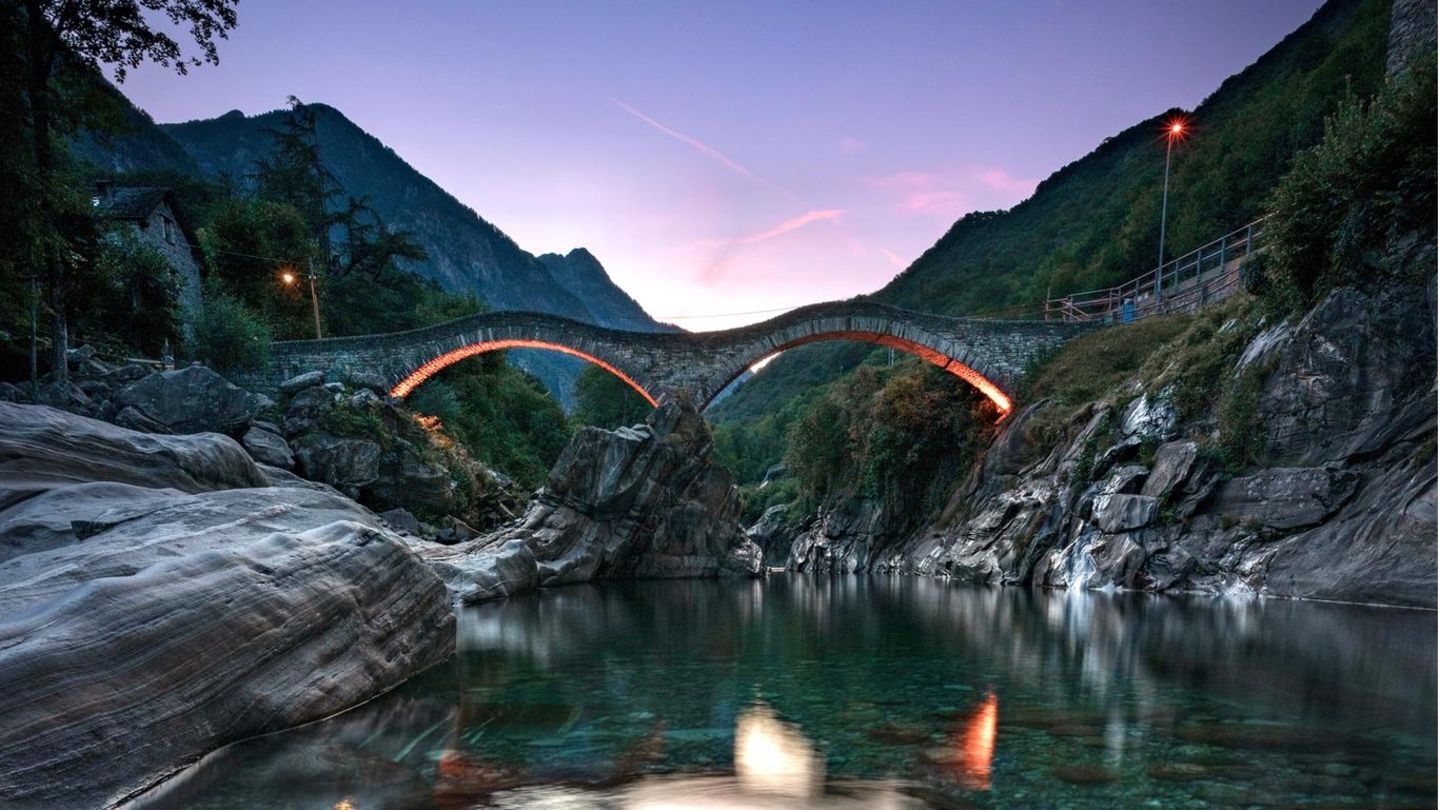 Valle Verzasca Alste Brücke zwischen Bergen, die über einen Fluss führt