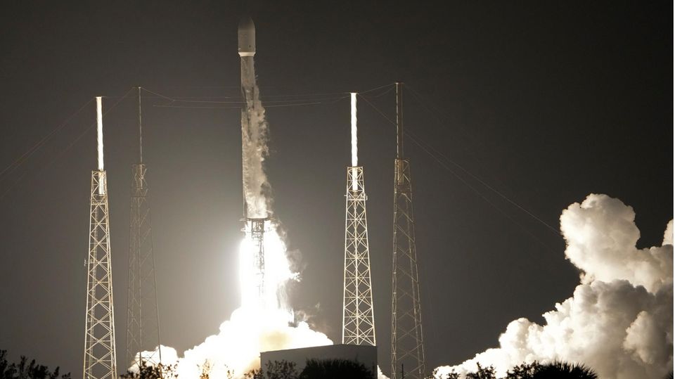 Eine Falcon 9-Rakete startet vom Weltraumbahnhof Cape Canaveral
