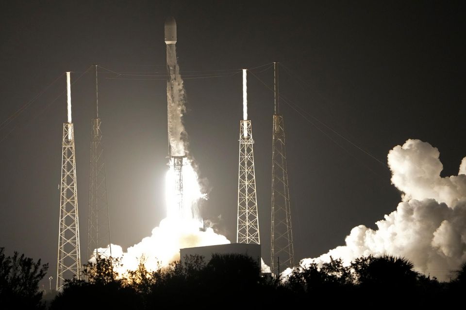 Eine Falcon 9-Rakete startet vom Weltraumbahnhof Cape Canaveral