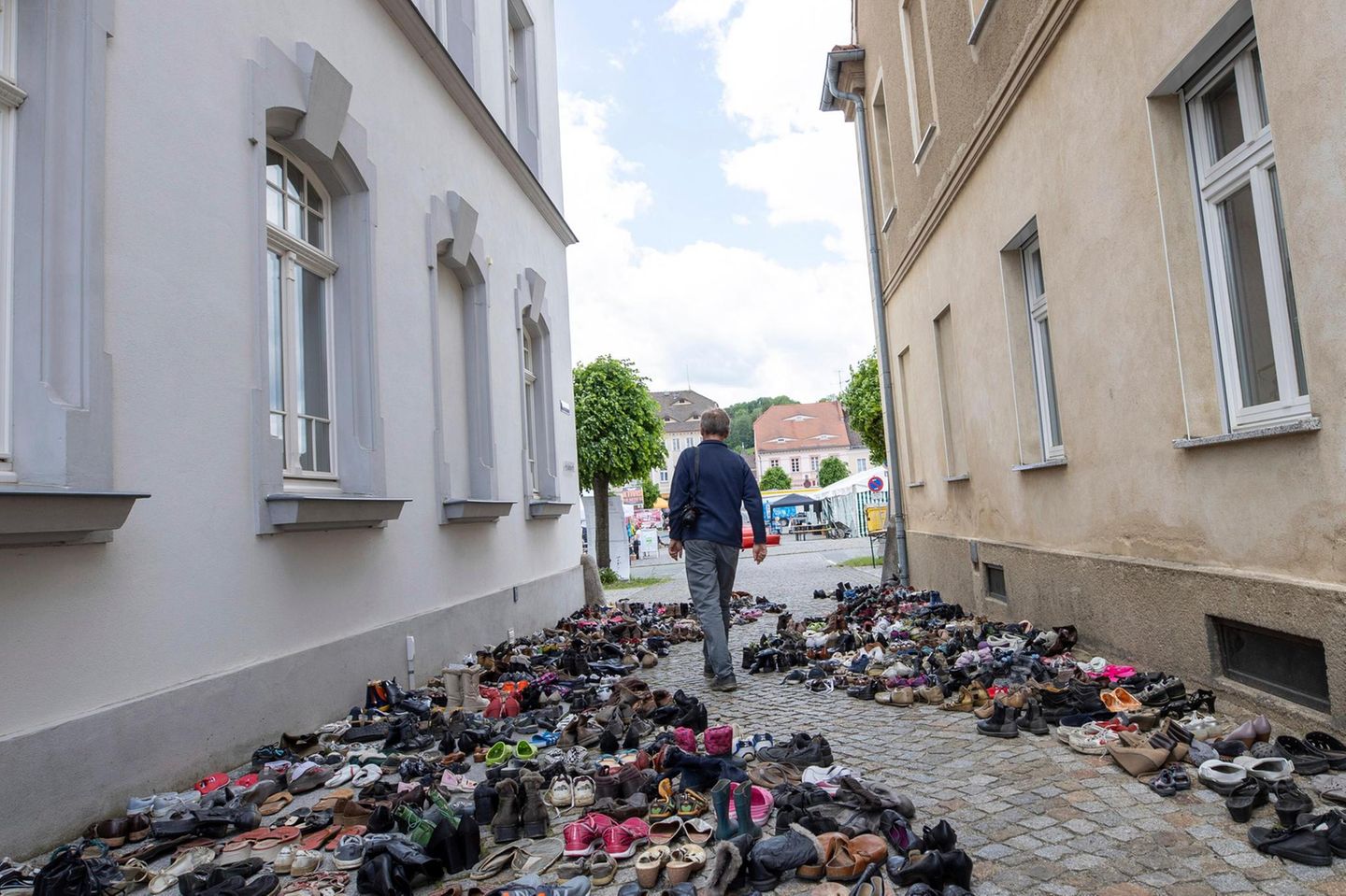 Mitglieder von "Augen auf" treten in Zittau für demokratische Werte ein. Während eines Neonazifestivals in Ostritz 2019 legten sie 2262 Paare Schuhe auf die Straße: eines für jeden damals im Mittelmeer ertrunkenen Flüchtling