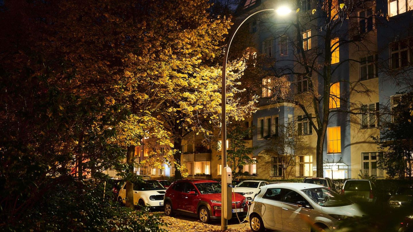 "Heinz" heißt dieser Ladepunkt an der Straßenlaterne. Er wurde von Ubitricity für den deutschen Markt entwickelt und inzwischen in etlichen Berliner Bezirken installiert