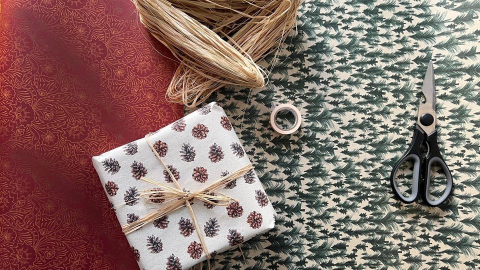 Ein mit nachhaltigem Geschenkpapier von PÁPYDO eingepacktes Päckchen. Ein mit nachhaltigem Geschenkpapier von PÁPYDO eingepacktes Päckchen.