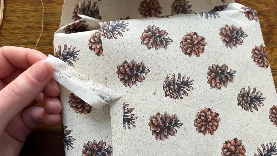 Das Klebeband beschädigt beim Abziehen leicht das Geschenkpapier von PÀPYDO aus DHDL. Das Klebeband beschädigt beim Abziehen leicht das Geschenkpapier von PÀPYDO aus DHDL.