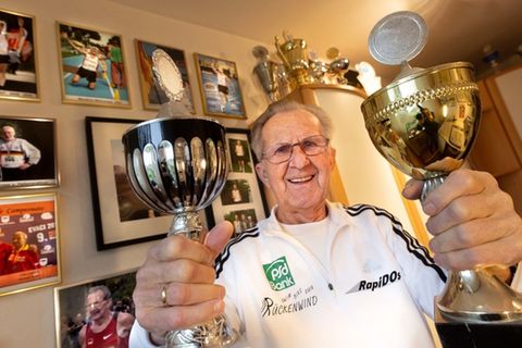 Lauf-Weltmeister Klemens Wittig hält zwei goldene Pokale in den Händen