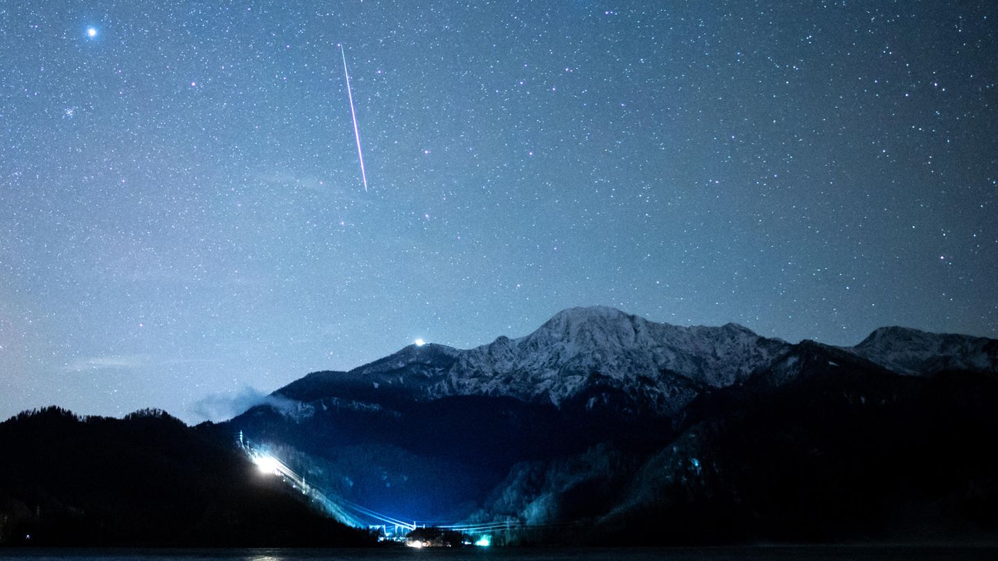 Eine Sternschnuppe ist während der Geminiden über dem Kochelsee zu sehen