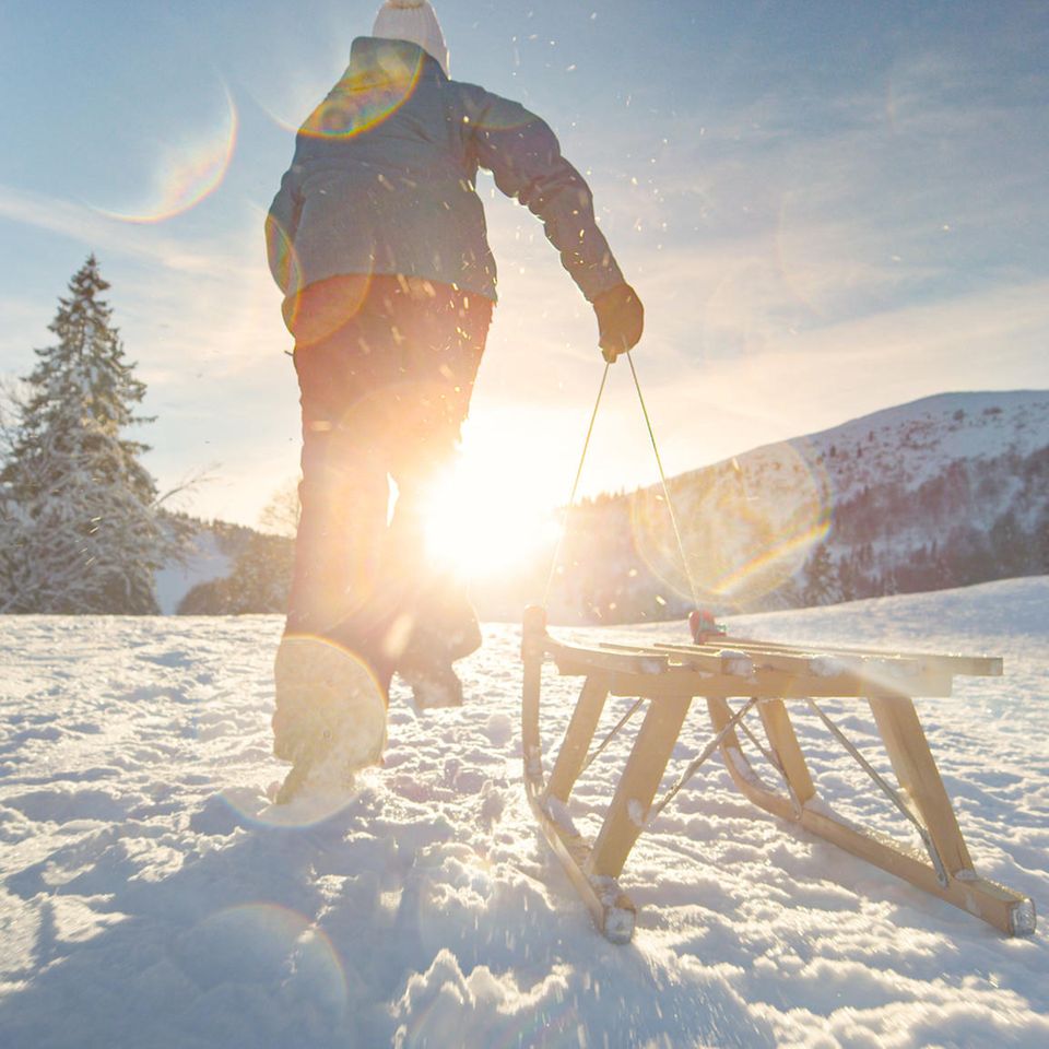 Jemand zieht einen Schlitten durch den Schnee