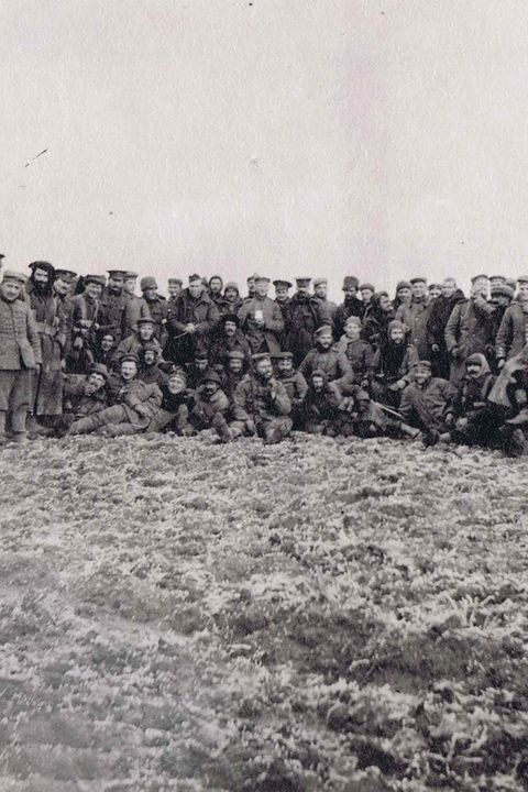 Treffen im Niemandsland: Mitten in der Todeszone zwischen den gegnerischen Linien posieren am ersten Weihnachtsfeiertag sächsische und britische Soldaten