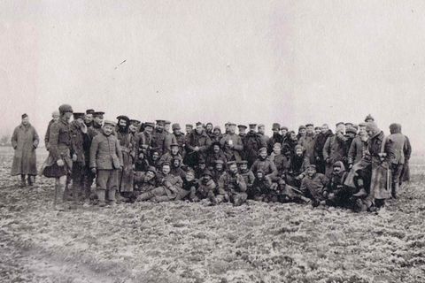 Treffen im Niemandsland: Mitten in der Todeszone zwischen den gegnerischen Linien posieren am ersten Weihnachtsfeiertag sächsische und britische Soldaten