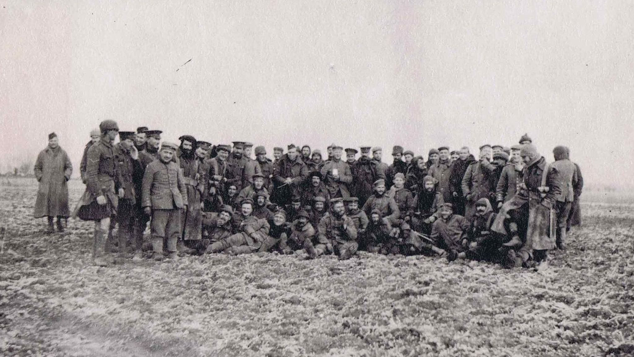 Treffen im Niemandsland: Mitten in der Todeszone zwischen den gegnerischen Linien posieren am ersten Weihnachtsfeiertag sächsische und britische Soldaten