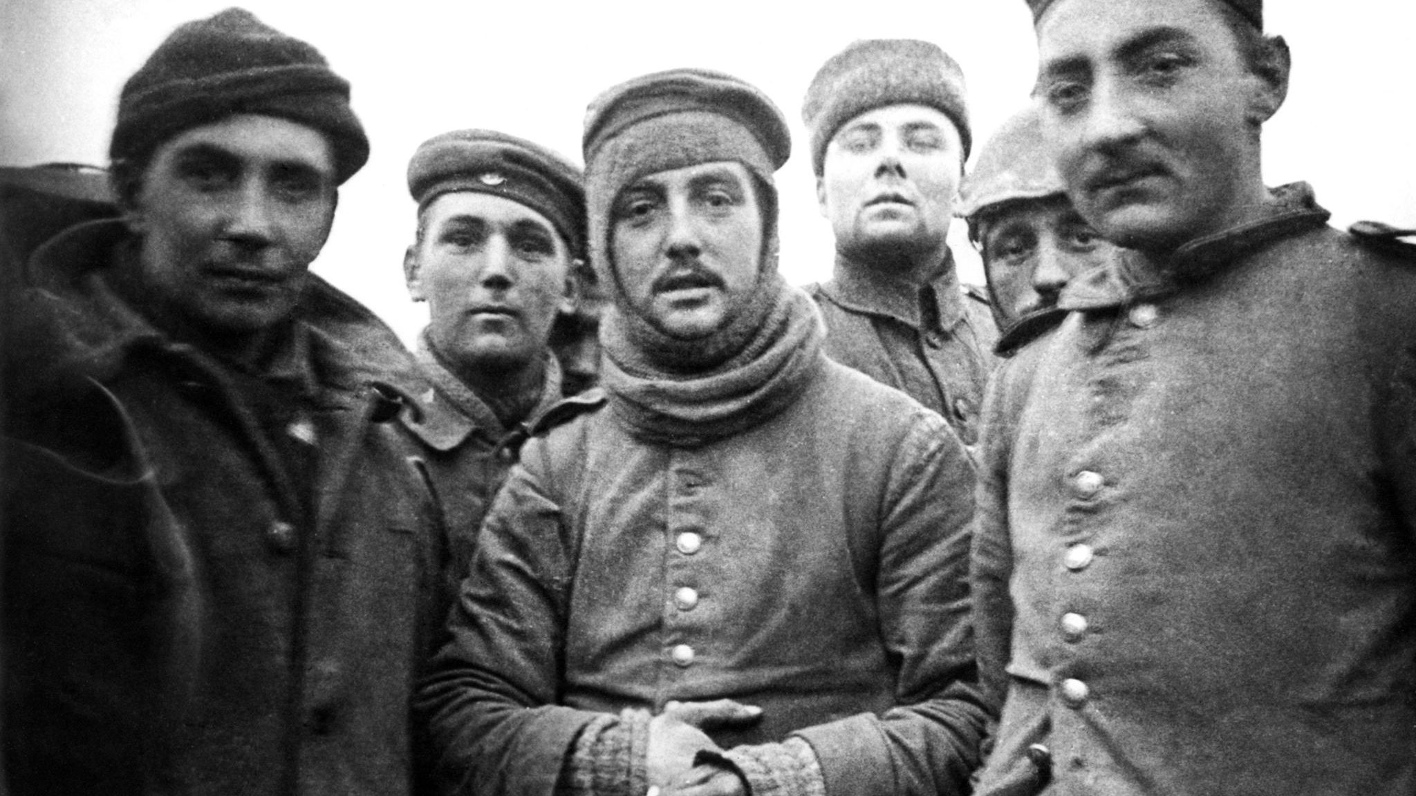 Britische und deutsche Soldaten rauchen Zigarette: Bald kommt es zu einem Tauschhandel – vor allem die deutschen Pickelhauben sind bei den Briten als Souvenir begehrt