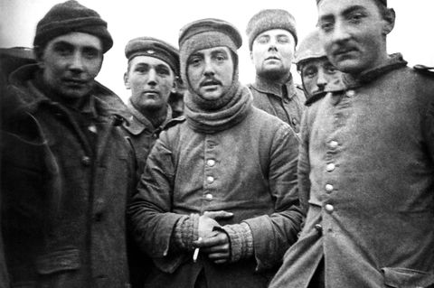 Britische und deutsche Soldaten rauchen Zigarette: Bald kommt es zu einem Tauschhandel – vor allem die deutschen Pickelhauben sind bei den Briten als Souvenir begehrt