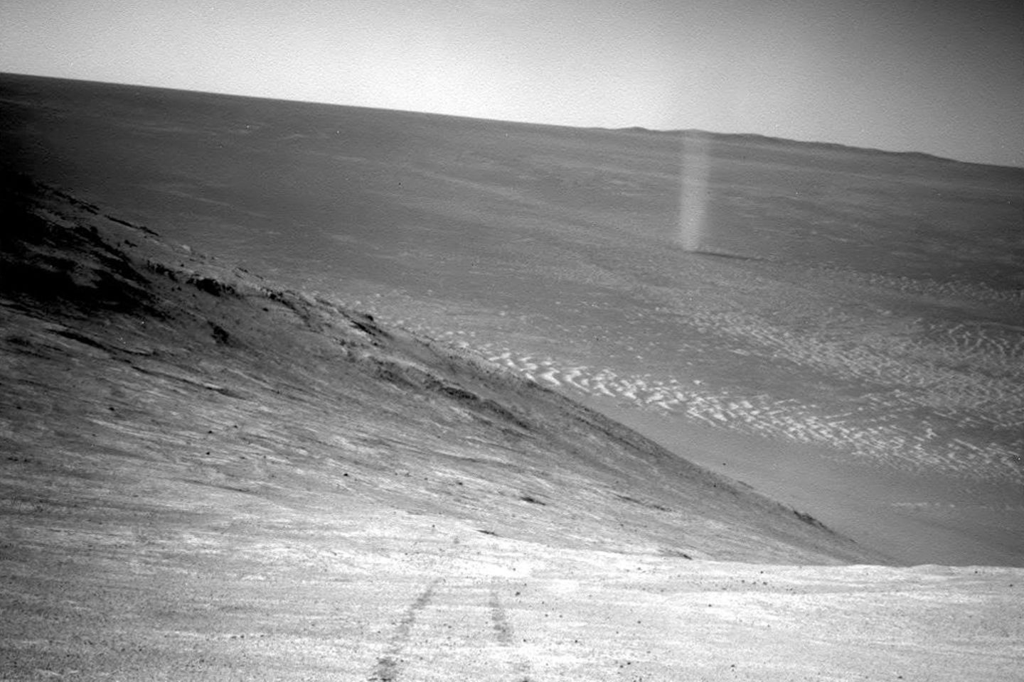 Ein sogenannter Staubteufel (im Bild rechts oben) fegt über die Mars-Oberfläche, aufgenommen vom Marsrover Opportunity