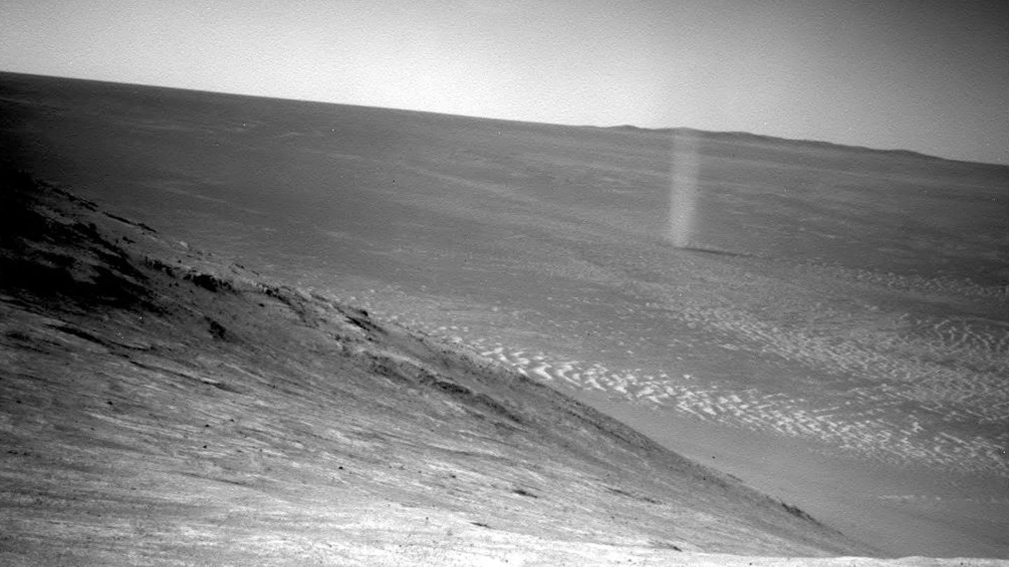 Ein sogenannter Staubteufel (im Bild rechts oben) fegt über die Mars-Oberfläche, aufgenommen vom Marsrover Opportunity