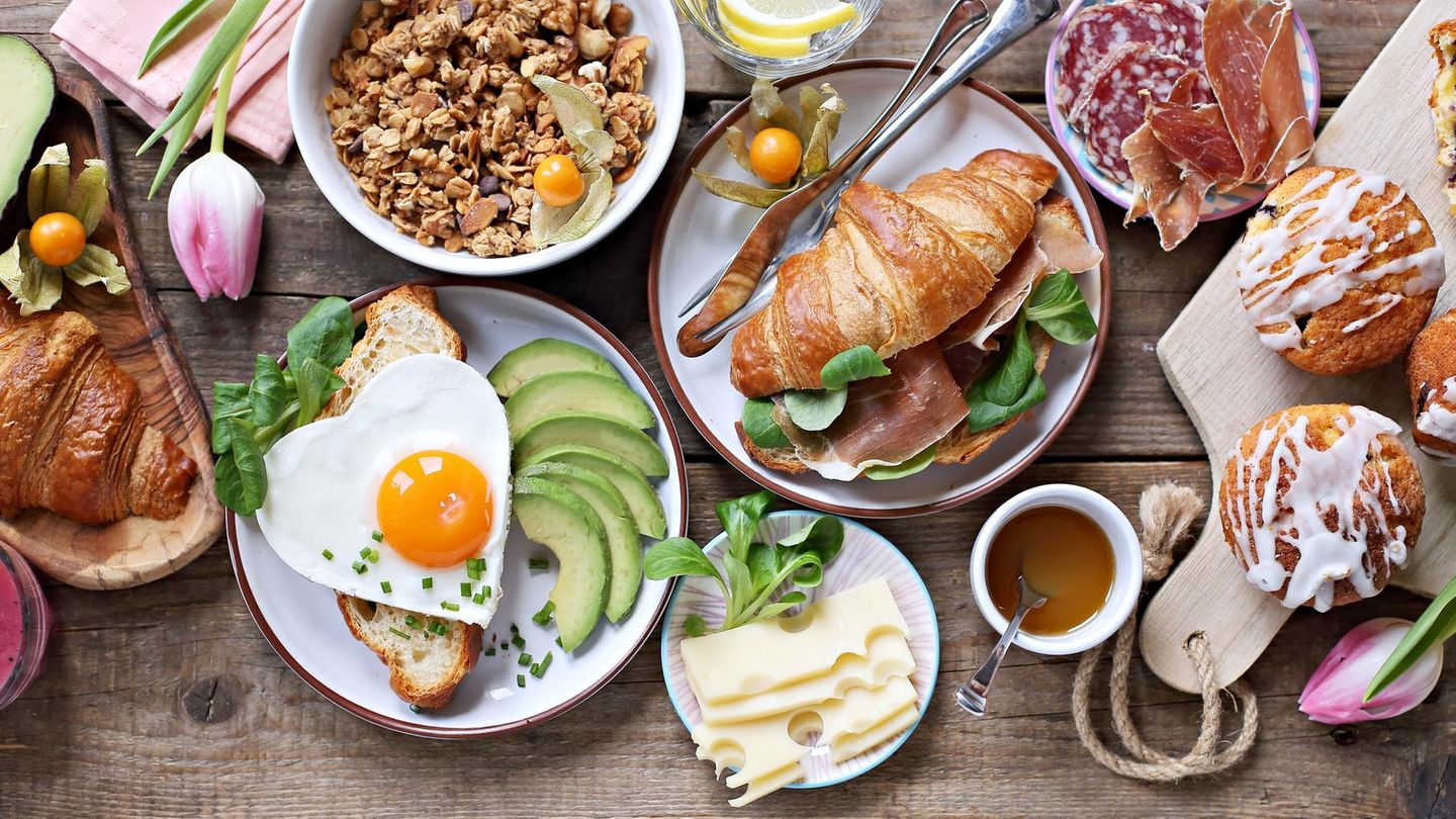 Zu einem reichhaltigen Frühstück am Morgen wird geraten. Aber was ist wirklich dran?