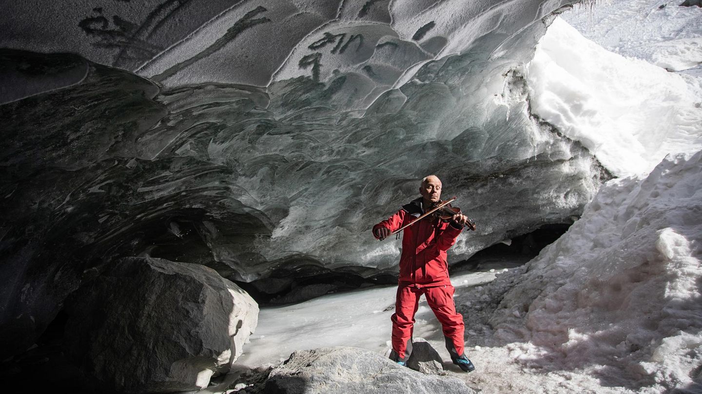 Um Menschen auf seine Ideen aufmerksam zu machen, musiziert der Glaziologe Felix Keller auch mal in eisiger Höhe