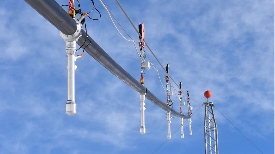 Die meisten Schneianlagen werden mit elektrischem Strom betrieben und sind deshalb sehr energieintensiv. Wenn jedoch Wasser und Luft unter hohem Druck durch die Leitungen gejagt werden, könnte der sogenannte Nukleationsstrahl energieneutral erzeugt werden. Bei ersten Tests im Tal funktionierte das Prinzip bereits
