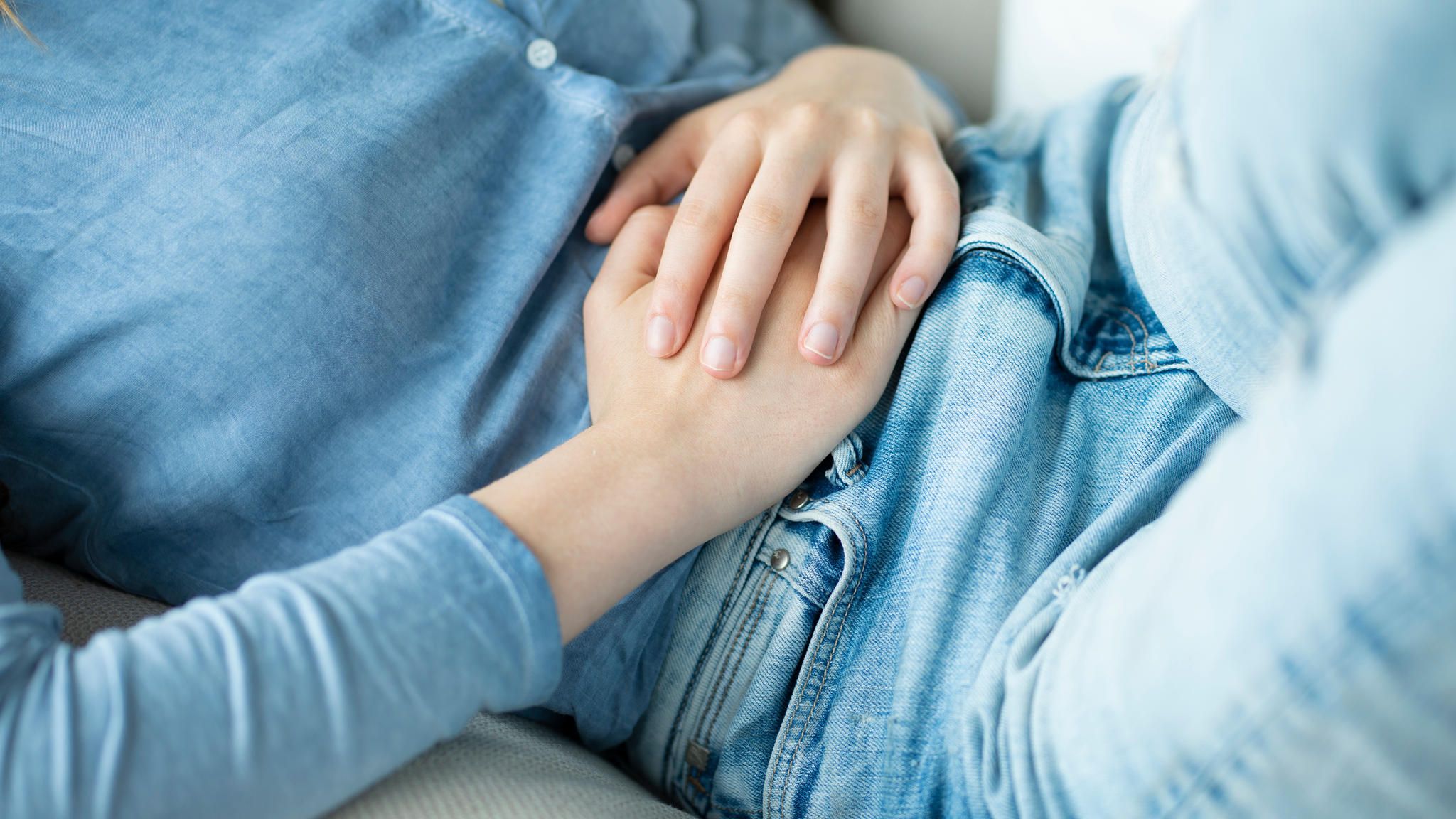 Im Schnitt dauert es über zehn Jahre, bis Frauen die Diagnose "Endometriose" für ihre Symptome erhalten, die zuvor lange als "Menstruationsbeschwerden" bagatellisiert werden