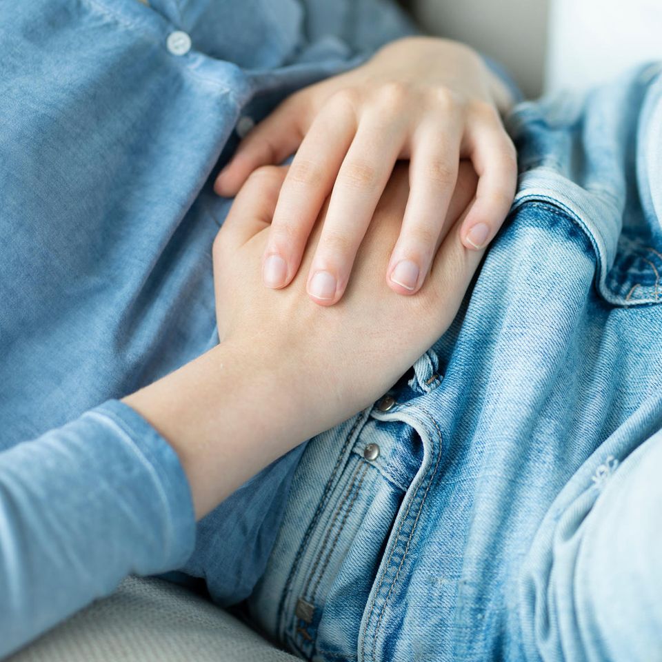 Im Schnitt dauert es über zehn Jahre, bis Frauen die Diagnose "Endometriose" für ihre Symptome erhalten, die zuvor lange als "Menstruationsbeschwerden" bagatellisiert werden