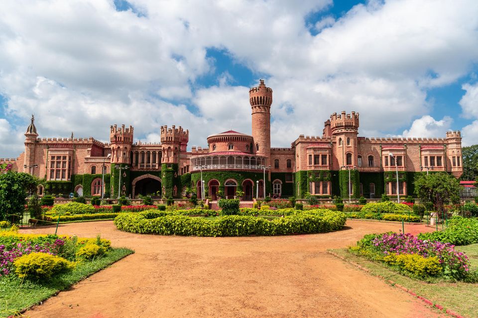 Bengalurus Palast mit angelegtem Garten im Vordergrund