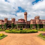 Bengalurus Palast mit angelegtem Garten im Vordergrund