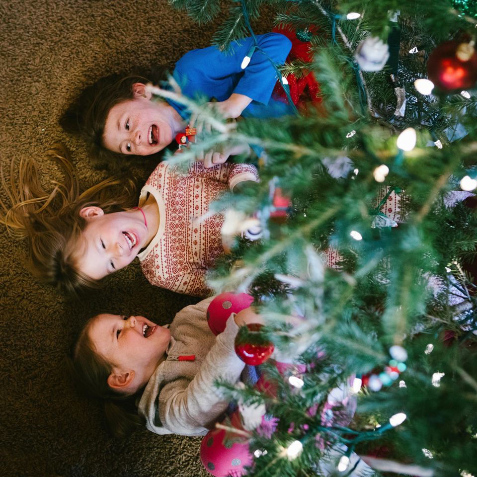 Forschende verschiedener Disziplinen versuchen zu ergründen, wodurch Rituale ihre stabilisierende Wirkung entfalten. Fest steht, dass ihre wiederkehrenden Abläufe sich sogar biochemisch nachweisen lassen