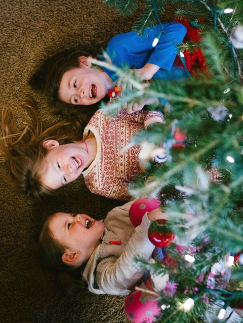 Forschende verschiedener Disziplinen versuchen zu ergründen, wodurch Rituale ihre stabilisierende Wirkung entfalten. Fest steht, dass ihre wiederkehrenden Abläufe sich sogar biochemisch nachweisen lassen
