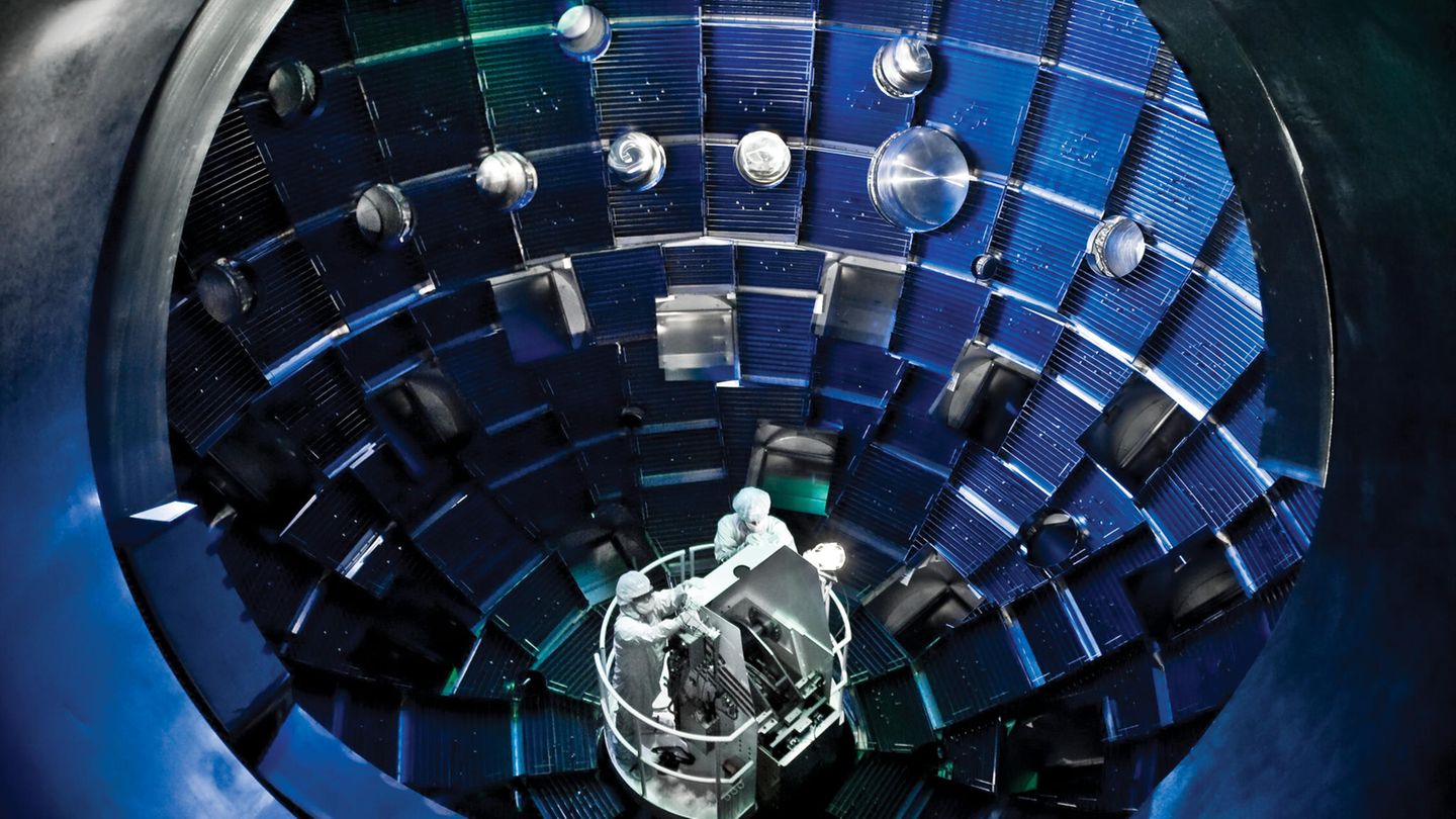Ein Lift ermöglicht Technikern am Lawrence Livermore National Laboratory den Zugang zum Inneren der Kammer, in der Hochleistungslaser die Bedingungen für eine Kernfusion herstellen
