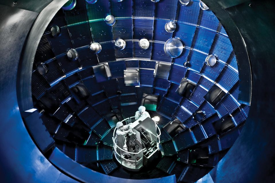 Ein Lift ermöglicht Technikern am Lawrence Livermore National Laboratory den Zugang zum Inneren der Kammer, in der Hochleistungslaser die Bedingungen für eine Kernfusion herstellen