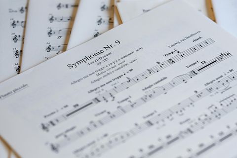 Musiknoten liegen auf einem Tisch