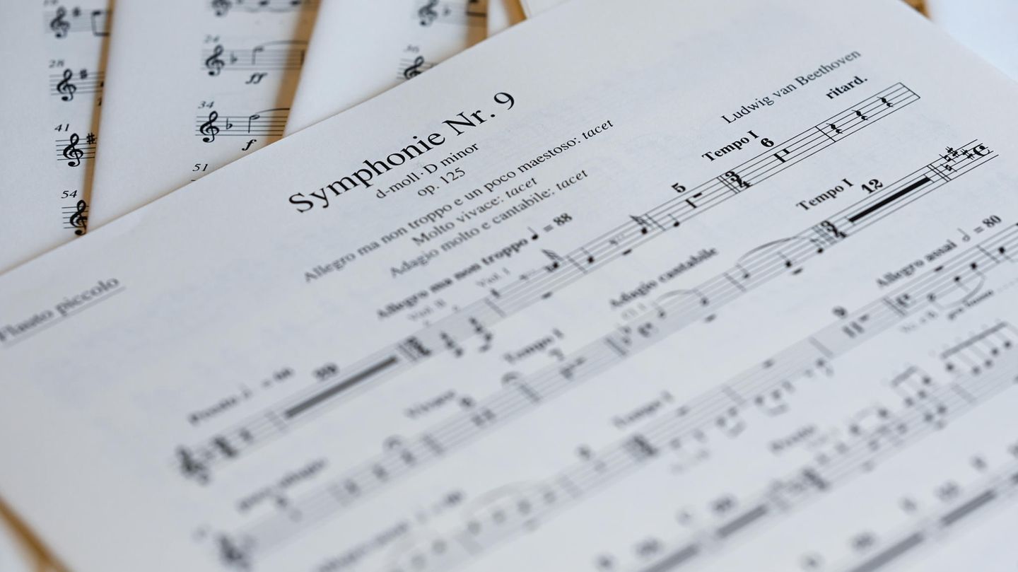 Musiknoten liegen auf einem Tisch