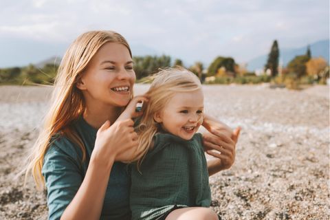 Skandinavierin mit kleiner Tochter